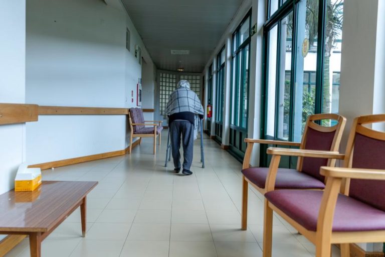 Covid-19: Há 44 surtos em lares de idosos – Governo