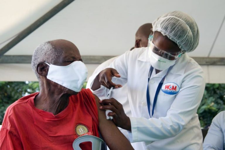 Covid-19: Maioria da população vacinada em Moçambique está no meio rural