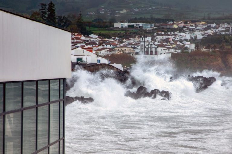 Ilhas dos Açores sob aviso amarelo devido a chuva forte