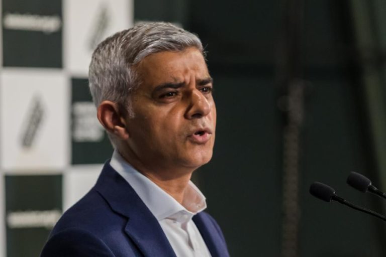 Covid-19: Mayor de Londres preocupado com ausência de pessoal na saúde devido à Ómicron