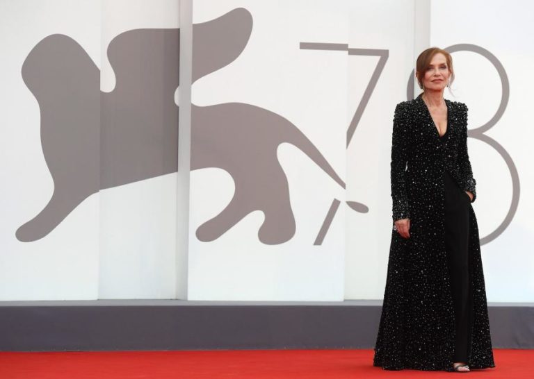 Atriz Isabelle Huppert recebe prémio de carreira no festival de Berlim
