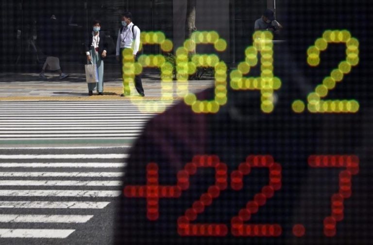 Bolsa de Tóquio fecha a ganhar 2,13%