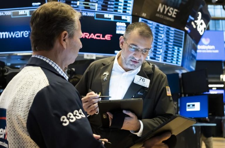Wall Street fecha em baixa devido a preocupações com pandemia