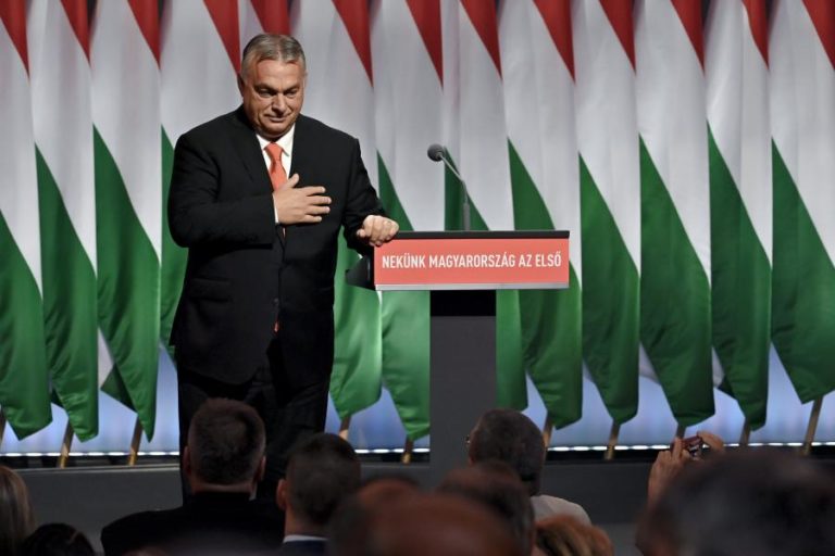 Orbán acusa UE de o querer substituir para poder interferir na Hungria