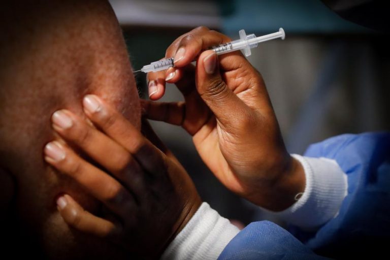 Covid-19: OCDE diz que é prioritário distribuir vacinas “o mais rápido possível”