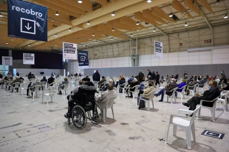Covid-19: Longas filas esperaram em Lisboa pela abertura do maior centro de vacinação do país
