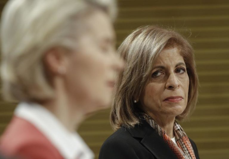 Covid-19: Bruxelas adverte que “próximos meses serão difíceis” com vaga de Ómicron