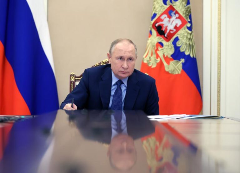 Biden e Putin debatem na 3.ª feira tensões crescentes na fronteira com a Ucrânia