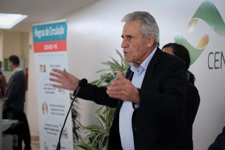 Líder do PCP diz que é preciso melhorar salários e carreiras dos médicos do SNS