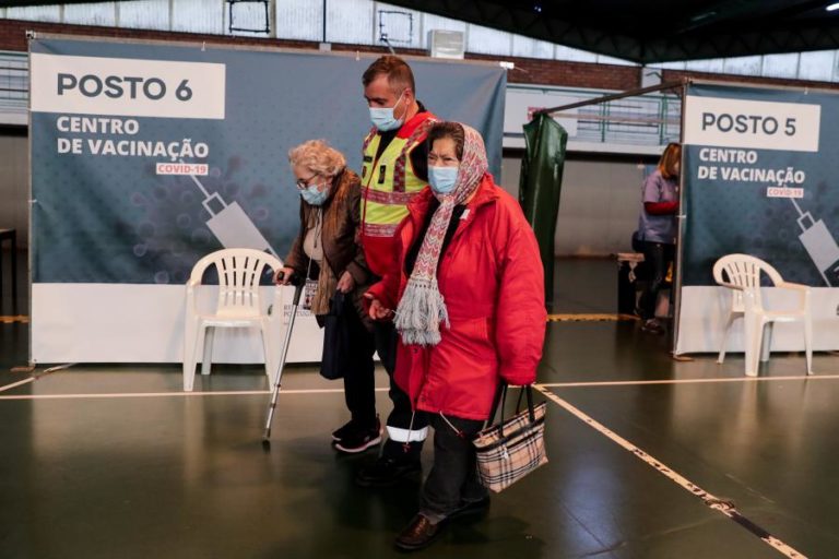 Covid-19: Entre o vagar dos dias, Conceição e Palmira põem as vacinas em dia