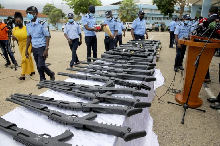 Segurança privada angolana controla 30 mil armas que começaram hoje a ser recolhidas