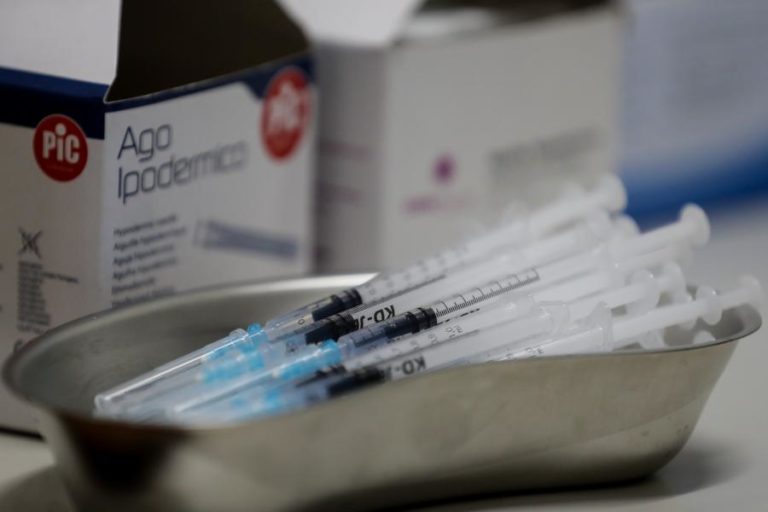 Covid-19: Bruxelas autoriza 5ª vacina na UE após ‘luz verde’ da EMA à Nuvaxovid