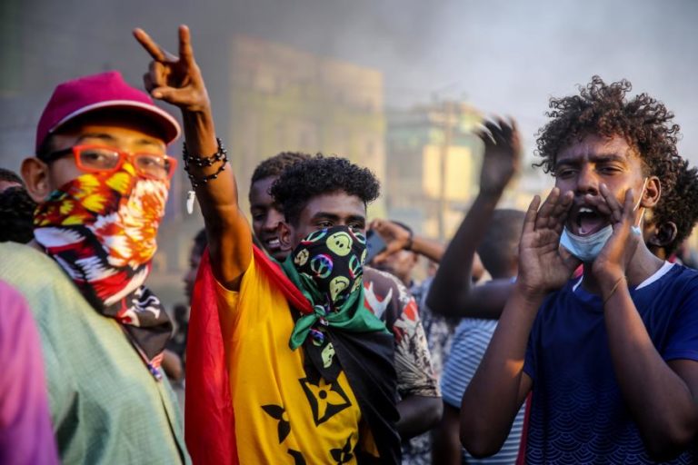 Milhares de manifestantes sudaneses em Cartum dispersados com gás lacrimogéneo
