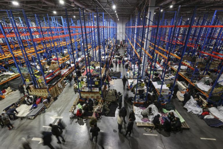 Mil migrantes permanecem em armazém industrial na Bielorrússia – Cruz Vermelha