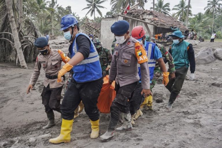 Sobe para 34 o número de mortos após erupção do vulcão Semeru na Indonésia