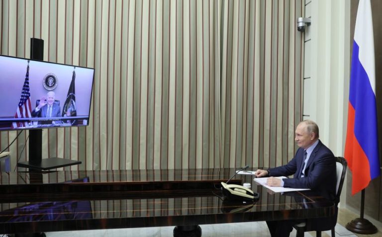 Biden ameaça Putin com “fortes sanções económicas” em caso de intervenção na Ucrânia