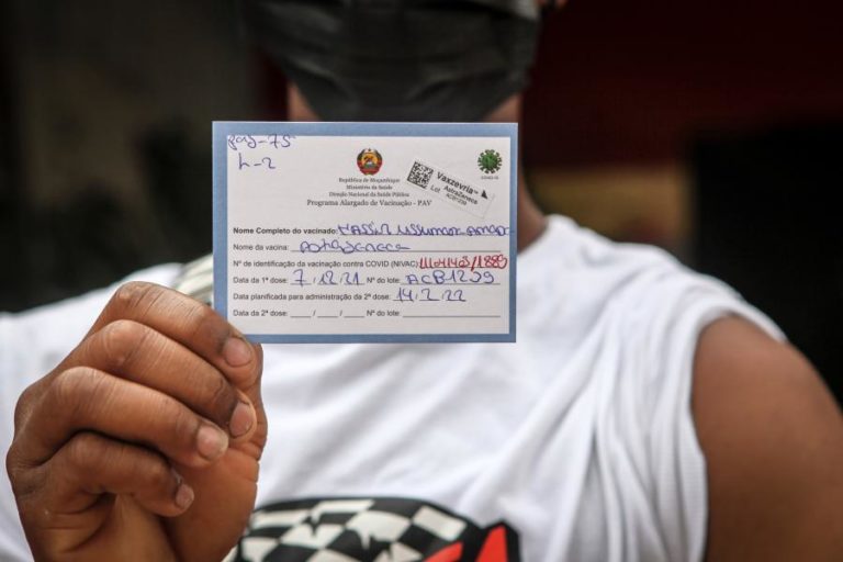 Covid-19: Presidente moçambicano admite travar acesso de não vacinados a locais públicos