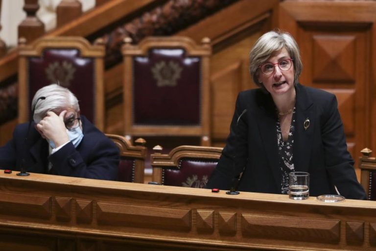 Covid-19: Ministra da Saúde diz que será público “parecer final” sobre vacinação de crianças