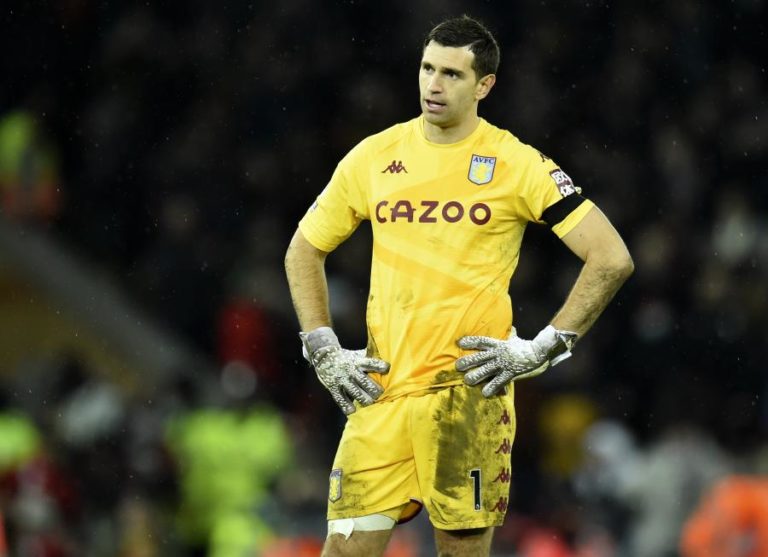 Covid-19: Elevado número de casos no Aston Villa também adia jogo com Burnley