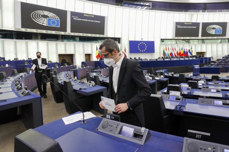 Lei dos mercados digitais que visa grandes plataformas avança no Parlamento Europeu