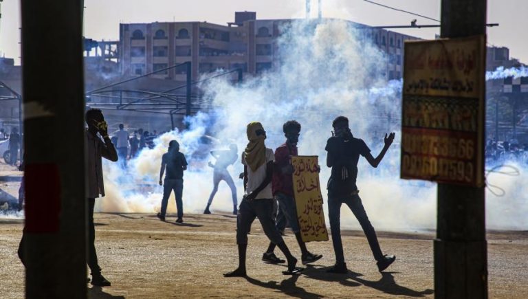 Polícia lança gás lacrimogéneo para dispersar milhares de manifestantes em Cartum