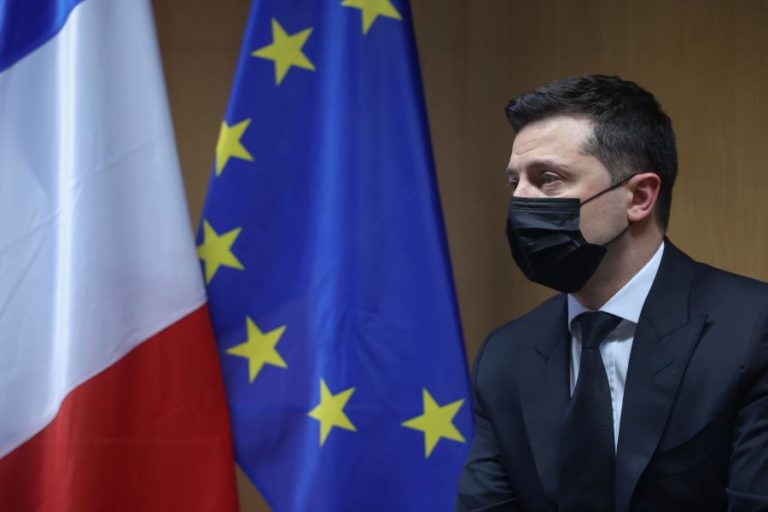 Zelenski pede à UE para sancionar a Rússia “antes de uma nova agressão”