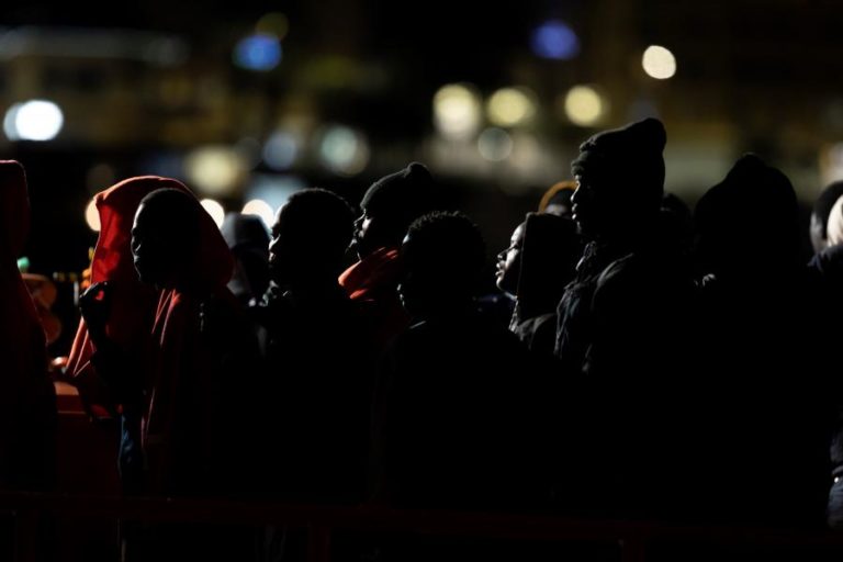 Quatro barcos com 198 migrantes chegam à costa das Ilhas Canárias