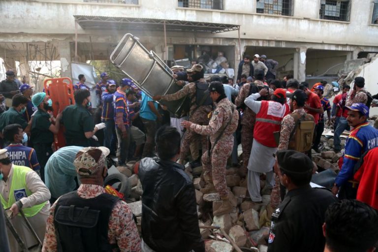 Explosão de gás no sistema de esgotos em Karachi fez 10 mortos