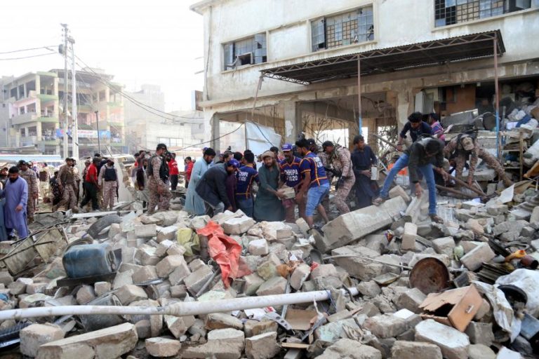 Sobe para 17 o número de mortos na explosão em Karachi