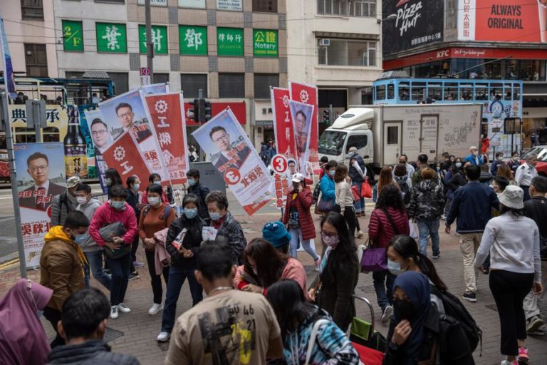 Hong Kong: 19% de participação a meio do dia nas eleições com novas regras impostas por Pequim