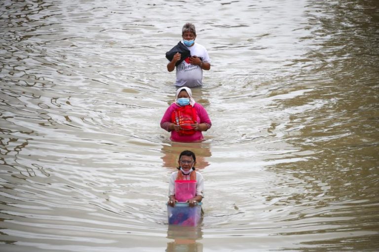 Chuvas de monção inundam Malásia e fazem oito mortos e 34.000 desalojados