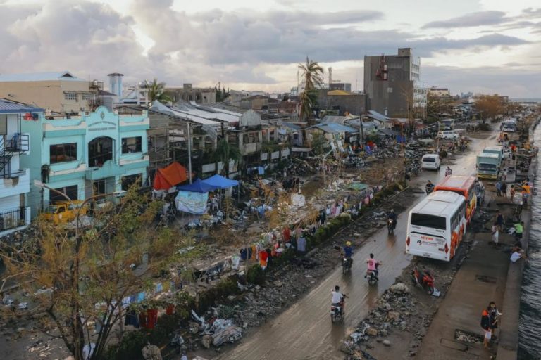 Número de mortos pelo tufão Rai nas Filipinas sobe para 375
