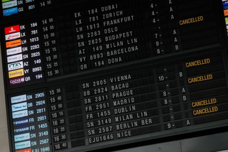 Covid-19: Ómicron leva ao cancelamento hoje de mais de 2.100 voos em todo o mundo