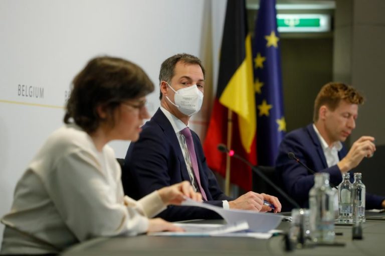 Covid-19: Primeiro-ministro belga admite considerar a vacinação obrigatória