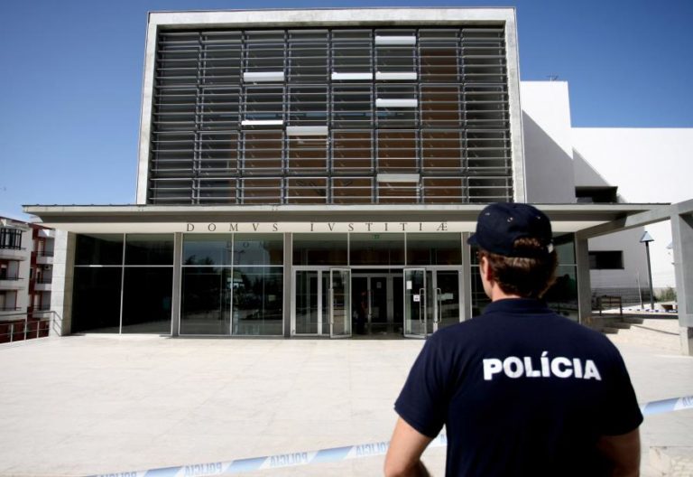 Tribunal de Almada condena 15 dos 17 arguidos por ocupação de casas camarárias