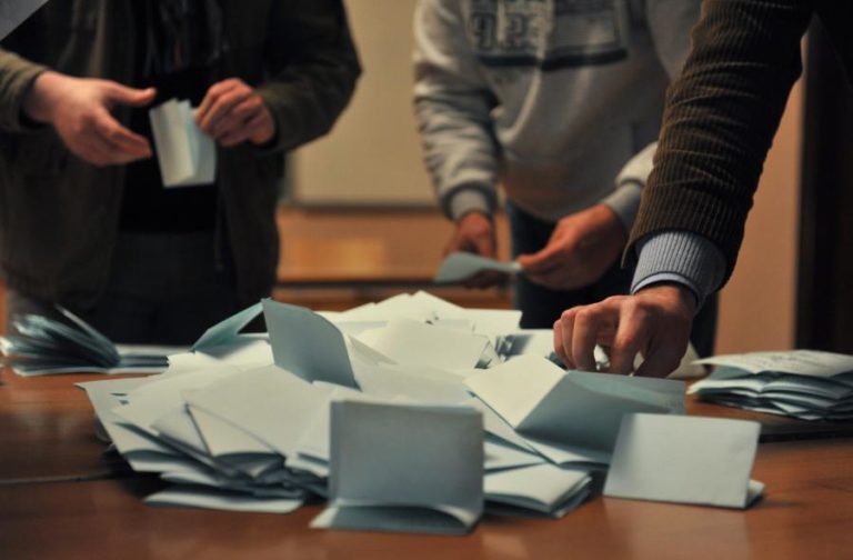 Países ocidentais e UE pedem ao Kosovo que permita a sérvios locais votarem em referendo