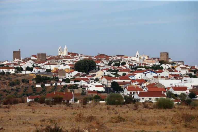 Covid-19: Só oito concelhos estão abaixo do nível máximo de incidência de infeções