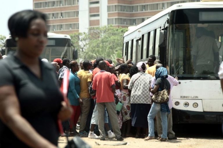 Transportes coletivos em Angola voltam hoje à lotação máxima, mas taxistas mantêm paralisação