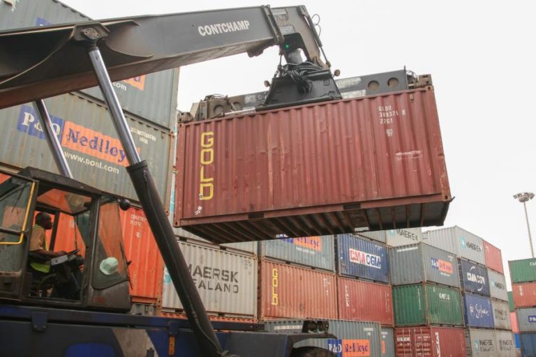 Brasil regista subida de 21% na balança comercial em 2021