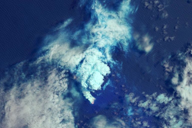 Tsunami atinge Tonga após erupção de vulcão submarino