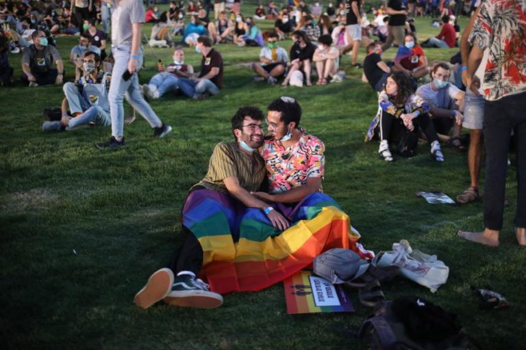 Israel permite que casais homossexuais recorram a “barrigas de aluguer”