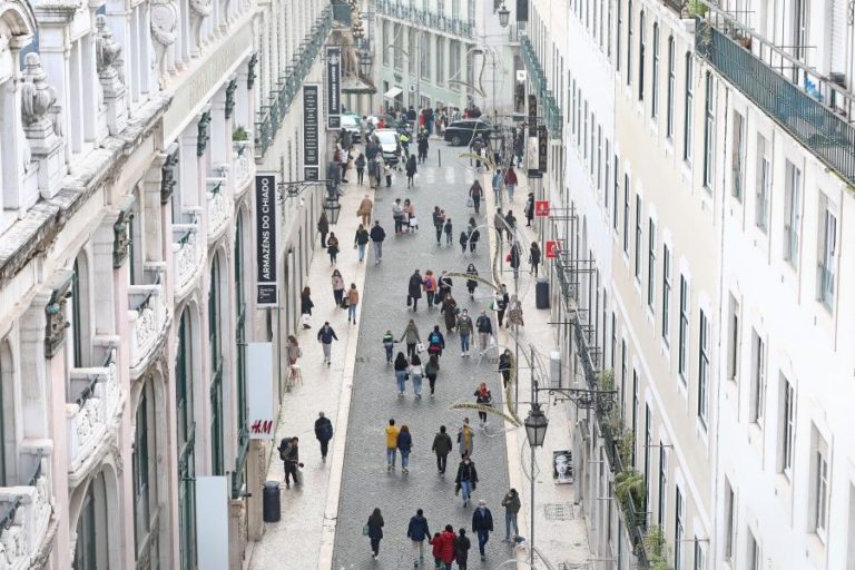 Covid-19: Incidência ultrapassa 2.400 infeções por 100 mil habitantes e Rt desce