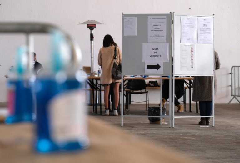 Legislativas: Governo duplica mesas de voto antecipado para responder a aumento de casos de covid-19