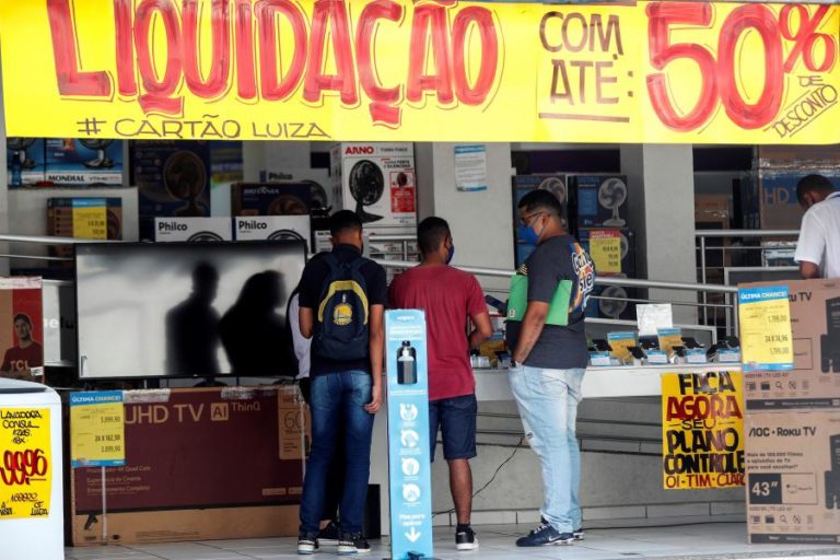 Inflação oficial fecha 2021 em 10,06% no Brasil, maior valor desde 2015