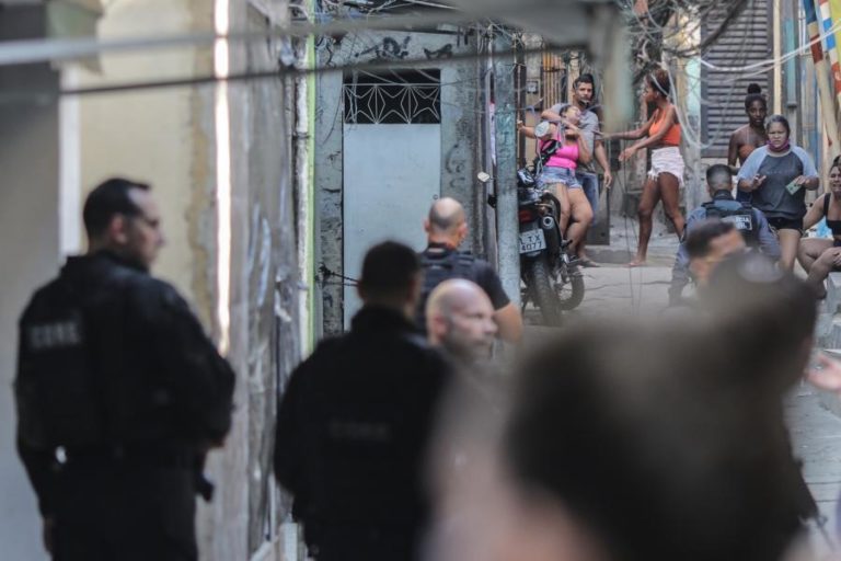 Polícia ocupa favela no Rio de Janeiro para “transformar” a vida das comunidades
