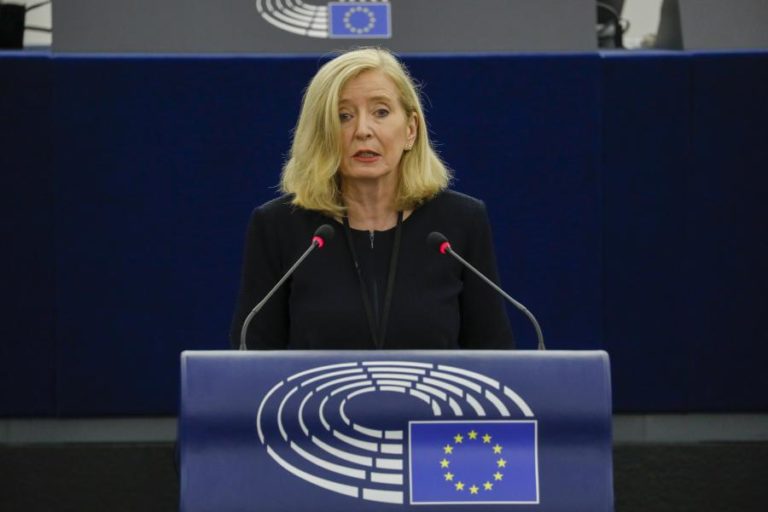 Provedora de Justiça da UE critica Comissão em caso sobre contactos com Pfizer