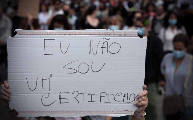 Covid-19: Cerca de 400 pessoas manifestam-se em Lisboa contra certificado digital