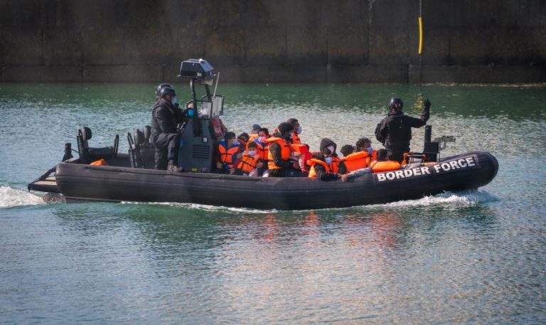 Mais de 28 mil migrantes cruzaram o Canal da Mancha em 2021