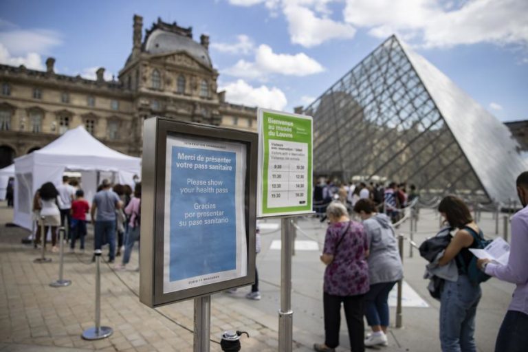 Covid-19: Museu do Louvre mantém quebra de 70% de visitantes em 2021