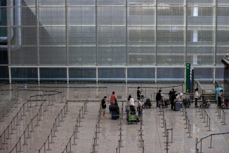 Covid-19: Hong Kong proíbe trânsito de passageiros aéreos de 153 países, Portugal incluído